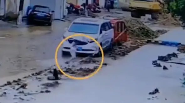 فیلم لحظه نجات پسر بازیگوش از غرق شدن در وسط خیابان / ببینید
