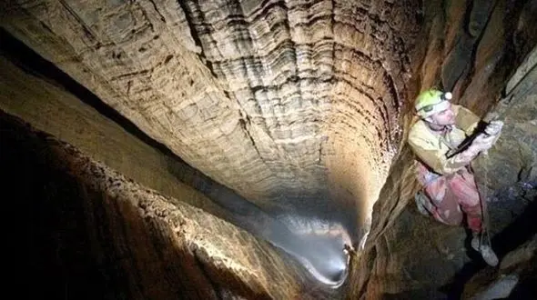 روس‌ها  عمیق‌ترین غار دنیا را فتح کردند