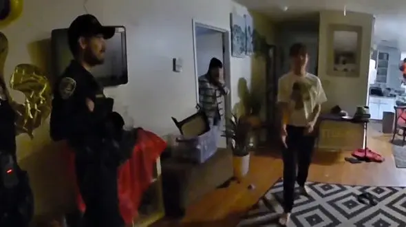 اقدام حیرت آور پلیس به خانه زن جوان و 2 پسرش در شب کریسمس / دزدان خانه شان را خالی کردند