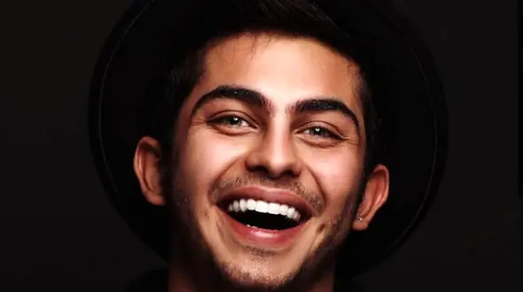  عکس ارسلان قاسمی با دشداشه در کربلا / کولاک آقای بازیگر با لباس عربی 