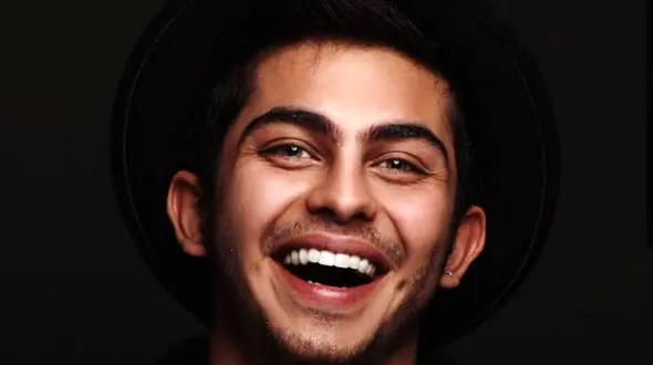  عکس ارسلان قاسمی با دشداشه در کربلا / کولاک آقای بازیگر با لباس عربی 