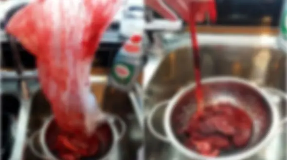 عکس چندش آورترین و بی شرم ترین مرد جهان ! / ببینید چه رفتار تاسفباری دارد !