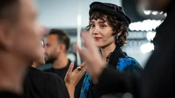 عکس؛ فرشته حسینی با کلاه سنتی افغانستان در جشنواره فیلم کارلووی واری