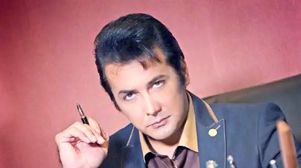 فیلم/ نگاهی به چیدمان شیک منزل  حسام نواب صفوی به سبک خاص خودش/ از پیانو و پرده های اعیانی تا...