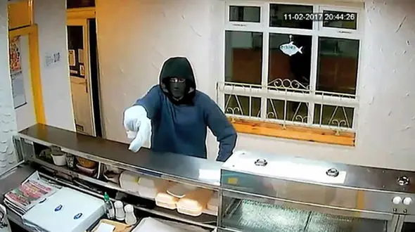 فیلم دستپاچگی دزد مسلحی که مشخص نبود اسلحه دارد+ فیلم