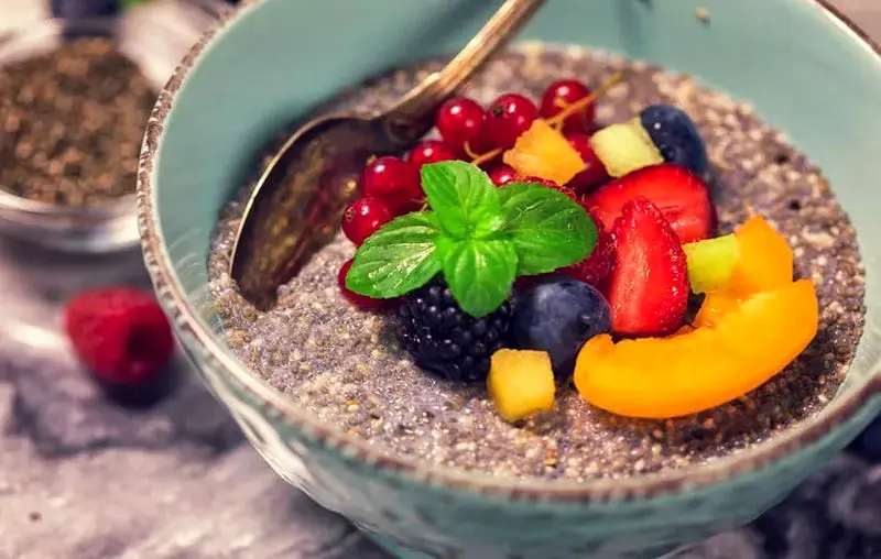 کاسه‌ی چیا، هلو و زغال‌اخته