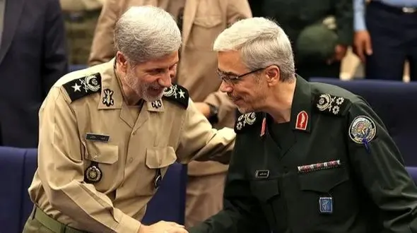 عکس /  سفر به تاریخ؛ «امیر حاتمی، فرماندۀ ارتش» در حال نشانه‌گیری با مسلسل در کنار «سرلشکر باقری»