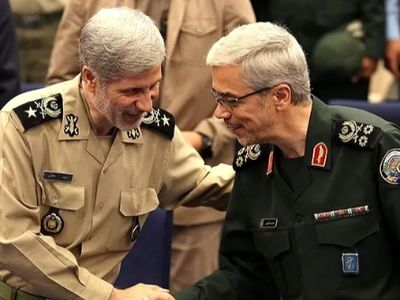 عکس /  سفر به تاریخ؛ «امیر حاتمی، فرماندۀ ارتش» در حال نشانه‌گیری با مسلسل در کنار «سرلشکر باقری»