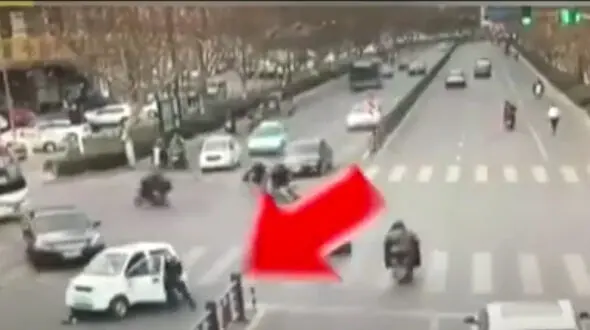 زن جوان همزمان 2 تصادف وحشتناک کرد! +فیلم
