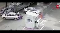 لحظه وحشتناک زیرگرفته شدن یک مرد زیر ماشین خودش! + فیلم 