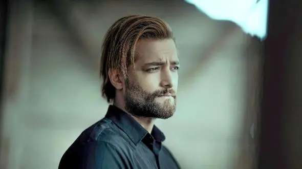 فیلم/ امیر مقاره: مادرم نمیاد هیچوقت کنسرتام بخاطر شرایط زندگیشه، ما تو خونمون حتی تلویزیون هم نداریم که شبکه 1 بگیره 