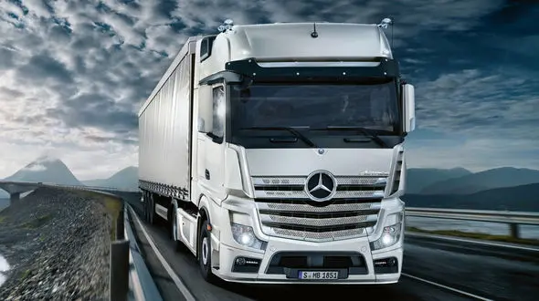 فیلم لحظه سقوط یک کامیون به دره / احمقانه ترین سبقت را ببیند