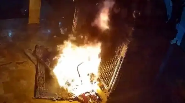 فیلم لحظه به لحظه آتش زدن ضریح حرم و مقبره توسط مردان نقابدار 