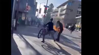 ببینید /ترفند عجیب برای نجات یک مرد از خودسوزی / کوبیدن دوچرخه با بدن! + فیلم
