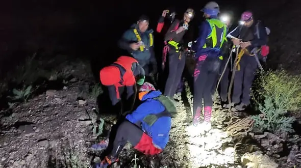 فیلم / گرفتاری 4 مرد در ارتفاعات اتوبان تهران- شمال 