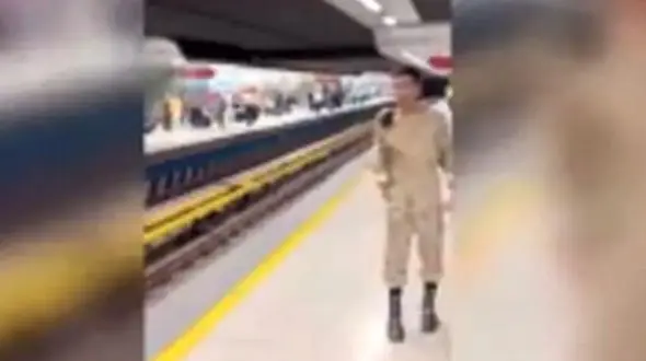 فیلم آواز باشکوه / صدای این سرباز در مترو همه را شوکه کرد 