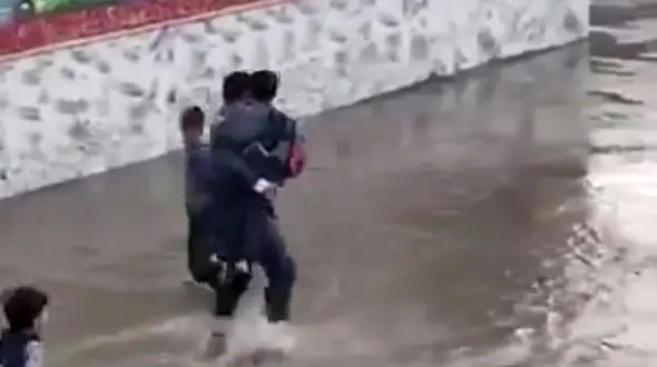 درس مهربانی در کلاس معلم فداکار مشهدی  / معلم دانش آموزان را به دوش گرفت و نجات داد  + فیلم و گفت و گو 