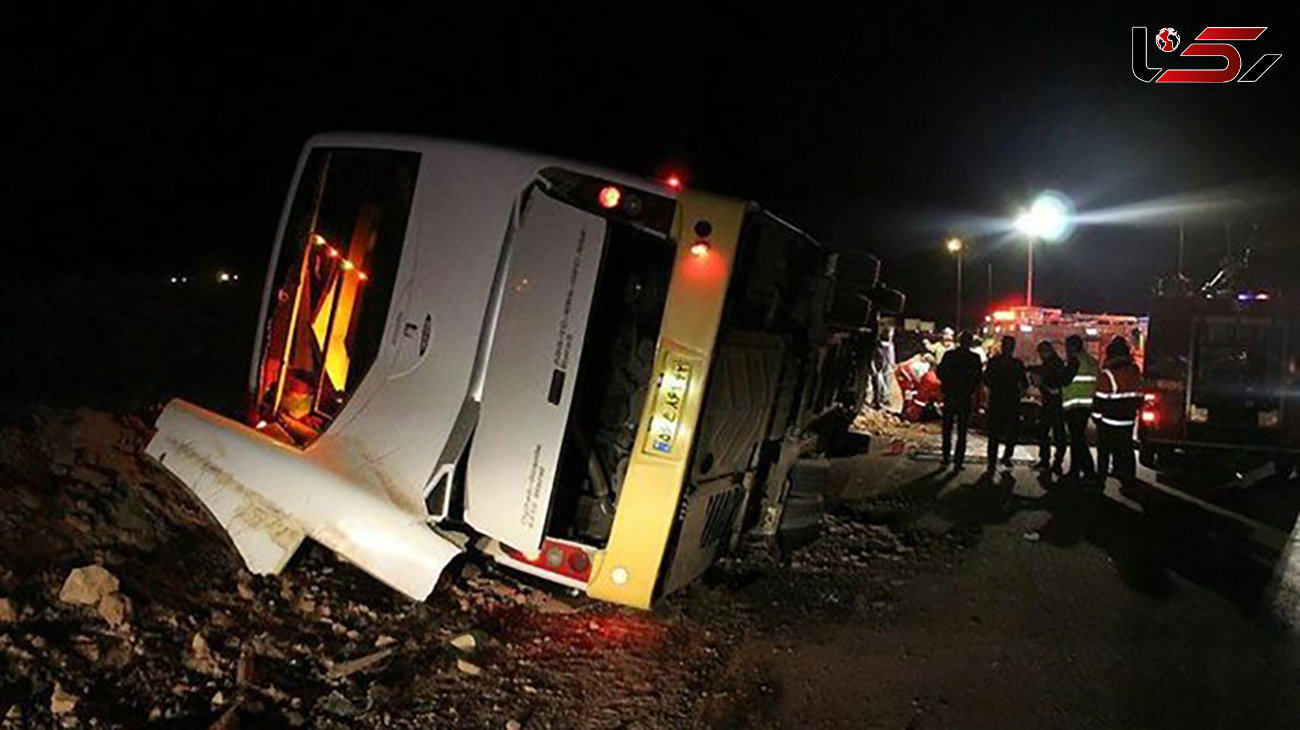 واژگونی اتوبوس در جاده تهران-ساوه / 15  زن و مرد به بیمارستان منتقل شدند + فیلم