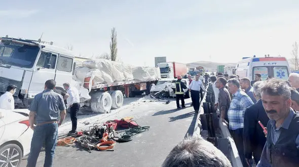 1 کشته و 11 مصدوم در تصادف زنجیره ای وحشتناک 