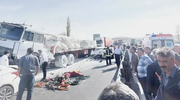 1 کشته و 11 مصدوم در تصادف زنجیره ای وحشتناک 