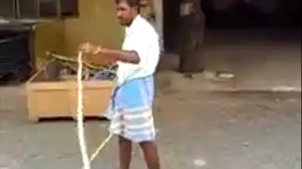 جاساز کردن مار بزرگ در لباس + فیلم