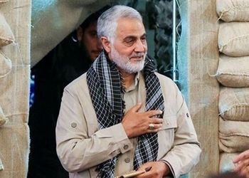 عکس/ سردار سلیمانی در حال کوتاه کردن موهایش در آرایشگاه؛ دهه ۸۰