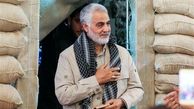 عکس/ سردار سلیمانی در حال کوتاه کردن موهایش در آرایشگاه؛ دهه ۸۰