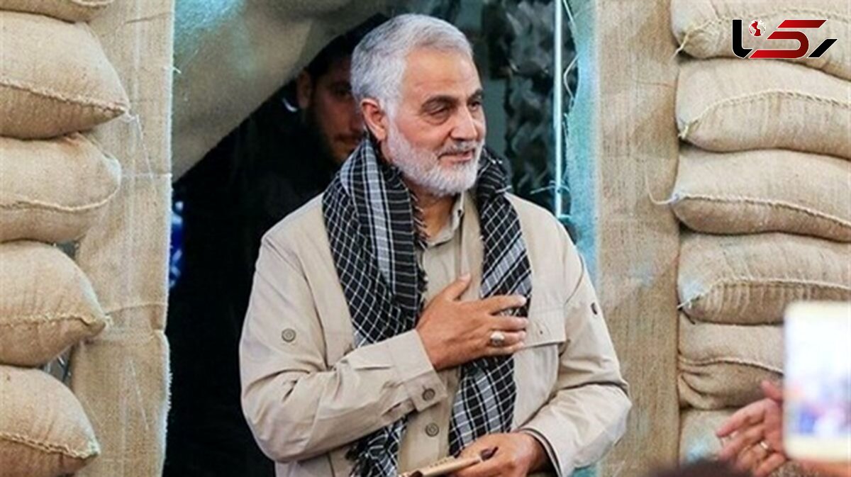 عکس/ سردار سلیمانی در حال کوتاه کردن موهایش در آرایشگاه؛ دهه ۸۰