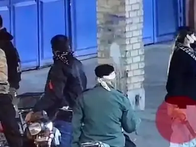 فیلم  اعترافات دختر قمه کش  که شهر شوشتر را به هم ریخت ! / صحنه های قمه کشی اش را ببینید