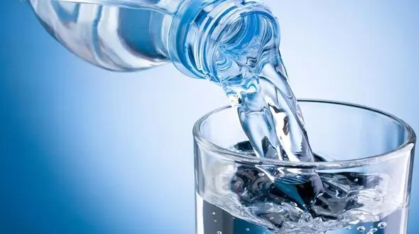 فایده نوشیدن آب برای مقابله با کم آبی بدن و کرونا!