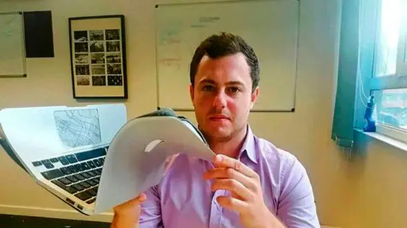 عاقبت قرار دادن لپ تاپ روی پله برقی + تصاویر 