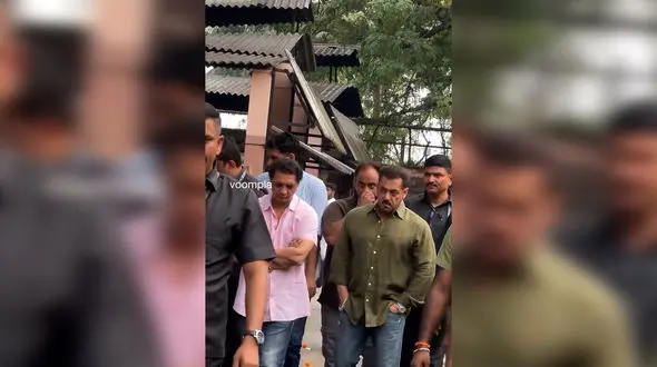 فیلم حضور سلمان خان با بادیگارد مسلح در خیابان های هند