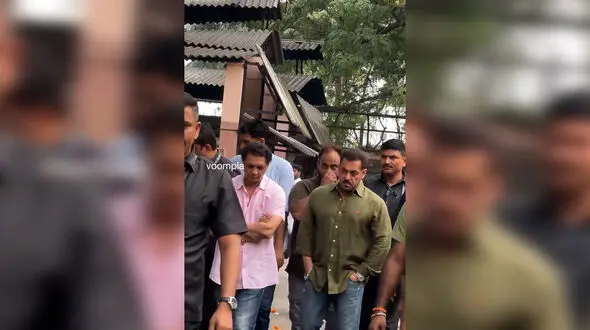 فیلم حضور سلمان خان با بادیگارد مسلح در خیابان های هند