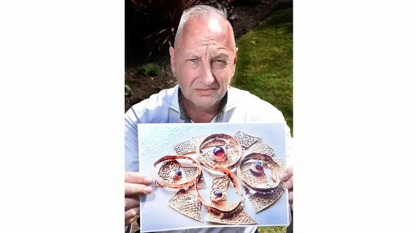 کشف جواهرات ۱۴۰۰ ساله در باغچه یک خانه! +عکس