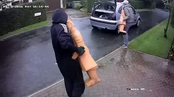 دزدان چشم سفید روز روشن دست به سرقت زدند + فیلم لحظه سرقت