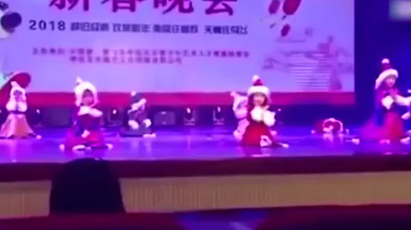 اتفاق عجیب هنگام رقص چند دختر روی استیج + فیلم و عکس