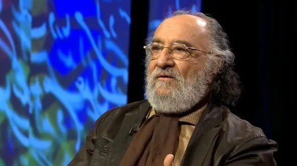 نگاهی به چیدمان میز عزای شیک و بدون تجملات برادر داریوش ارجمند/ دیزاین زیبا با گل، شمع و عکس یادگاری+عکس