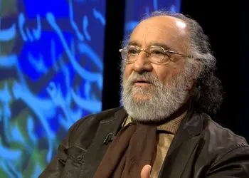 نگاهی به چیدمان میز عزای شیک و بدون تجملات برادر داریوش ارجمند/ دیزاین زیبا با گل، شمع و عکس یادگاری+عکس