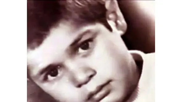 حدس بزنید این کودک کدام مرد معروف ایرانی است ؟! + عکس