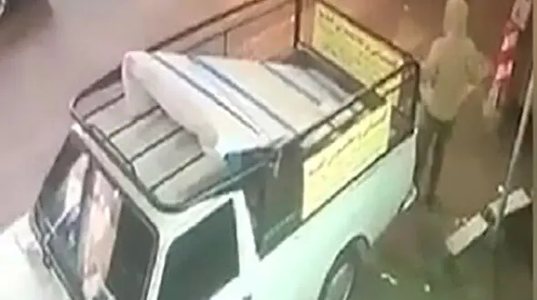 لحظه سرقت تلفن همراه یک عابر پیاده در بلوار اندرزگو + فیلم