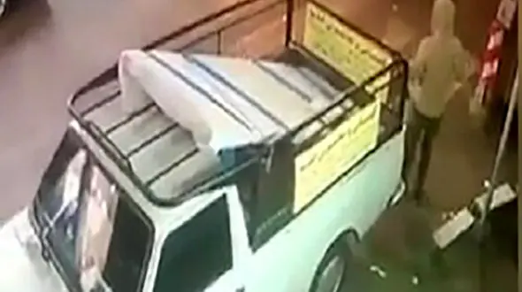 لحظه سرقت تلفن همراه یک عابر پیاده در بلوار اندرزگو + فیلم