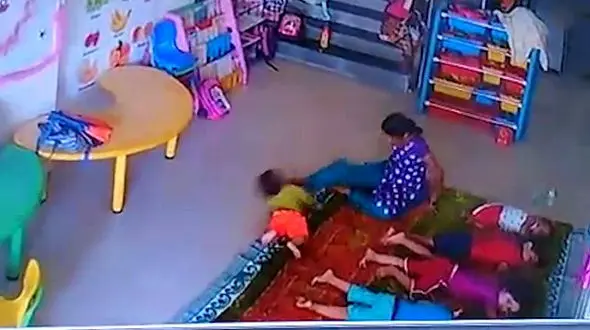 اقدام کثیف پرستار مهد کودک  با پسر 9 ماهه در برابر دوربین مدار بسته + فیلم (16+)