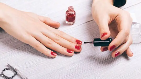  اثرات ترسناک استفاده از لاک ناخن