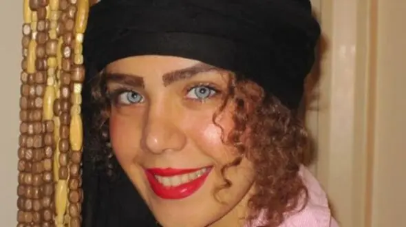 عکس ها / نگاهی چیدمان خانه شبیه کاخ و قلعه حدیث چهره‌پرداز، بازیگر نقش مومو در بچه مهندس / از پنجره های هری پاتری تا  شومینه کلاسیک و دکوری قوچ در پذیرایی 