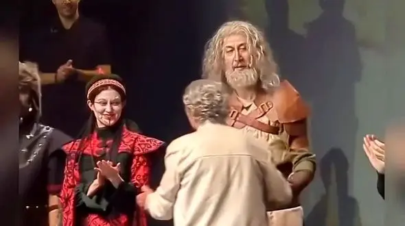 فیلم آواز باشکوه ای ایران  بازیگران ایرانی نمایش سیصد و بهروز وثوقی در امریکا ! / فقط نوید محمدزاده نخواند !