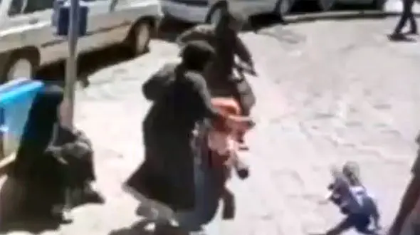 ببینید / لحظه برخورد تلخ موتورسوار با یک دختربچه در یک پیاده‌رو در تهران