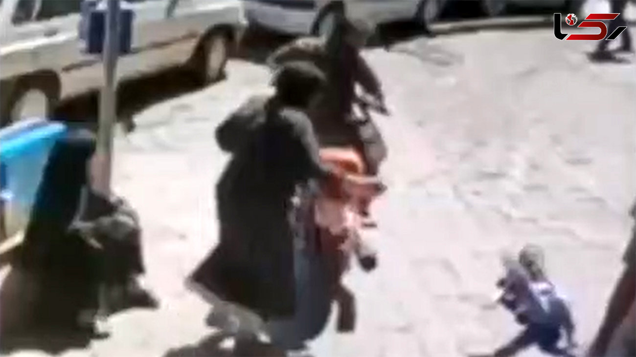 ببینید / لحظه برخورد تلخ موتورسوار با یک دختربچه در یک پیاده‌رو در تهران