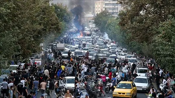 کدام رفتارهای مسئولان جوانان را عصبانی کرده است؟ 