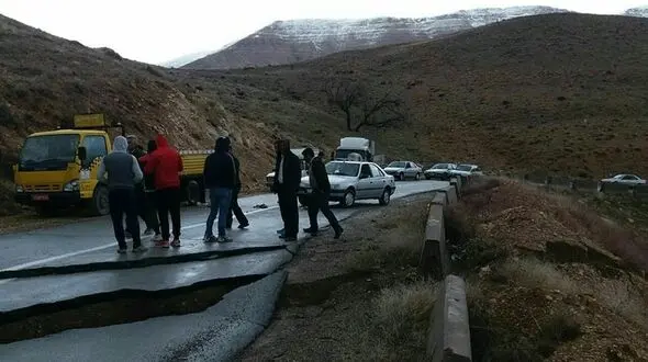 زمین در محور رامهرمز- اهواز حرکت کرد / عکسی از ترک دلهره آور