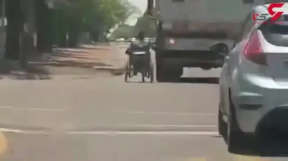 حرکت عجیب و خطرناک مرد فلج با ویلچرش +فیلم